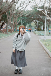 フリー写真 instax mini Evo Cinemaを構える台湾人女性