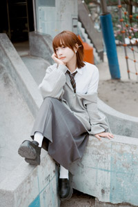 フリー写真 頬杖をついて滑り台の縁に座る台湾人女性