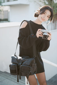 フリー写真 富士フイルムのGFX100RFカメラを持つ台湾人女性