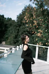 フリー写真 黒色のニット着て戸外に立つ台湾人女性