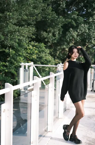 フリー写真, 人物（写真）, 女性（写真）, アジア人女性, 若い女性, ポートレイト, 台湾人, ニット姿, 手をかざす, 全身（写真）