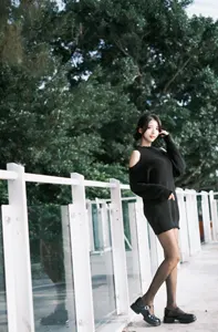 フリー写真 黒のニットワンピ着て立つ台湾人女性