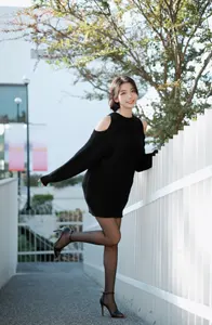 フリー写真 片足を上げてフェンスの側に立つ台湾人女性