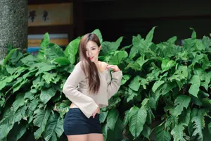 フリー写真 緑の葉っぱの前に立つ台湾人女性