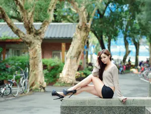 フリー写真 塀の上に座る台湾人女性