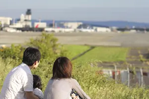 フリー写真 空港を眺めている家族