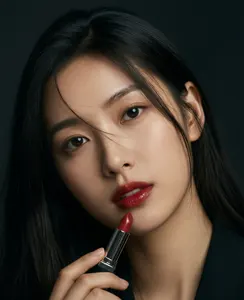 AI画像 口紅を持ったアジア人女性の顔のアップ
