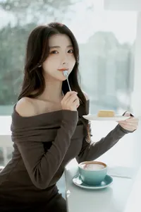フリー写真 スプーンを口に当てる台湾人女性