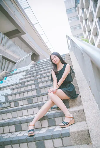 フリー写真, 人物（写真）, 女性（写真）, アジア人女性, 若い女性, ポートレイト, 台湾人, 台湾人女性（207）, ミニワンピース姿, 階段に座る