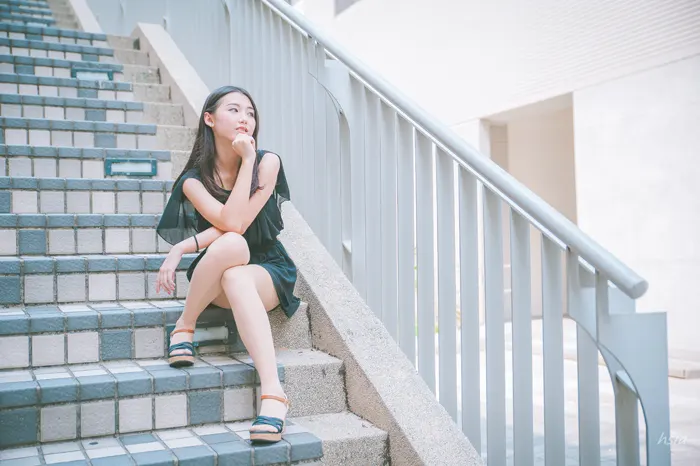 フリー写真, 人物（写真）, 女性（写真）, アジア人女性, 若い女性, ポートレイト, 台湾人, 台湾人女性（207）, ミニワンピース姿, 階段に座る, 顎に手を当てる