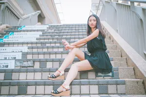 フリー写真 腕をクロスさせて階段に座る台湾人女性