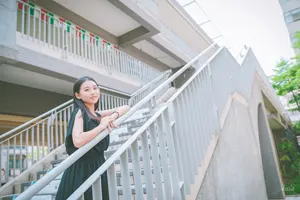フリー写真 階段の手すりの上に腕を置いて立つ台湾人女性
