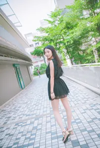 フリー写真 後ろを振り返る黒色のミニワンピースを着た台湾人女性
