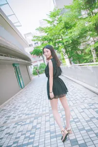フリー写真 後ろを振り返る黒色のミニワンピースを着た台湾人女性