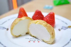 フリー写真 イチゴとシュークリーム