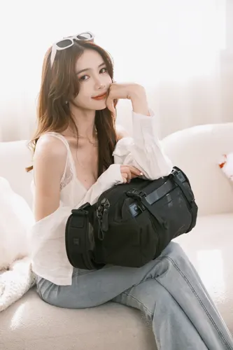 フリー写真, 人物（写真）, 女性（写真）, アジア人女性, 若い女性, ポートレイト, 台湾人, サングラス姿, 鞄（バッグ）, ソファーに座る, 頬杖をつく