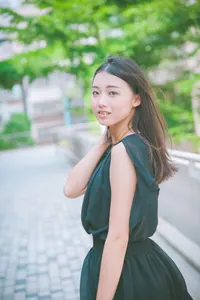 フリー写真 首に手を当てる黒色の服を着た台湾人女性
