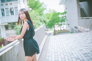 フリー写真 フェンスの前で振り返る黒のミニワンピ姿の台湾人女性