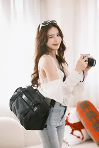 フリー写真 カメラを持ちながらウインクする台湾人女性