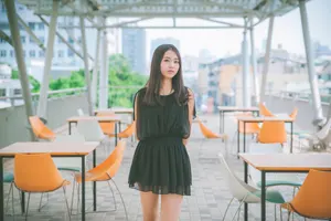 フリー写真 屋上テラスに立つ台湾人女性