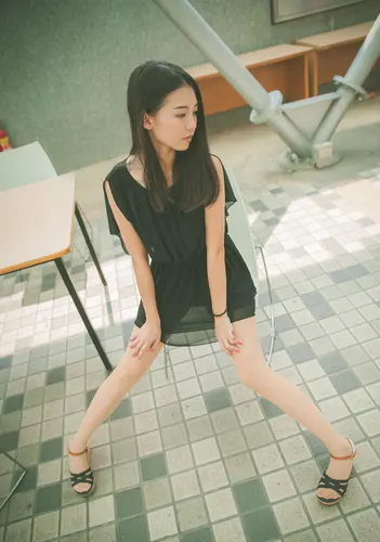 フリー写真, 人物（写真）, 女性（写真）, アジア人女性, 若い女性, ポートレイト, 台湾人, 台湾人女性（207）, ミニワンピース姿, 横顔, 椅子に座る