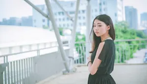 フリー写真 黒のワンピを着て屋上に立つ台湾人女性