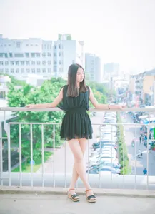 フリー写真 フェンスの前で足をクロスさせて立つ台湾人女性
