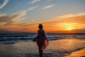 フリー写真 夕暮れの鵠沼海岸と女性