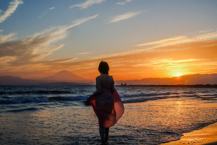 フリー写真, CC0 写真, 風景（写真）, 人と風景, 女性（写真）, 後ろ姿, 砂浜（ビーチ）, 海, 夕日（夕陽）, 夕方（夕暮れ）, 夕焼け, 神奈川県, 日本