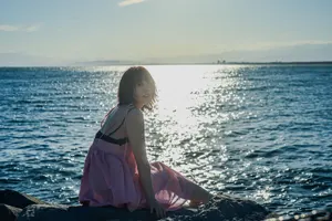 フリー写真 海と岩の上に座る日本人女性