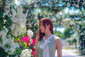 フリー写真 花のアーチと横を向く日本人女性