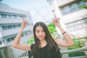 フリー写真 透明な5つの輪を頭の上に置く台湾人女性