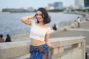 フリー写真 横浜の海と若い女性