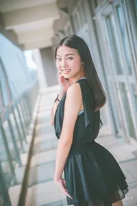 フリー写真 首に手を当てて黒のミニワンピ姿の台湾人女性