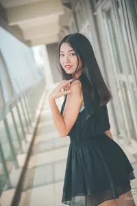 フリー写真 黒のミニワンピを着て廊下に立つ台湾人女性
