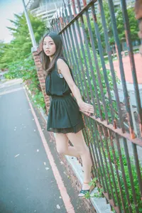 フリー写真 鉄柵の塀の前に立つ台湾人女性