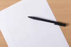 フリー写真 紙の上に置かれたボールペン