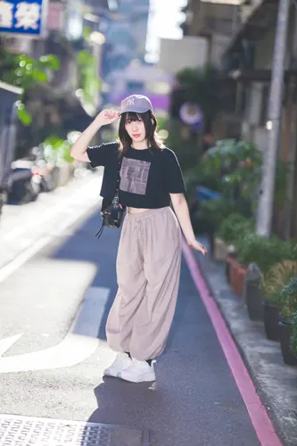 フリー写真, CC0 写真, 人物（写真）, 女性（写真）, アジア人女性, 若い女性, ポートレイト, シリーズ（1546）, 台湾人, 帽子姿, 野球帽（キャップ）, Tシャツ姿, ズボン姿, 全身（写真）