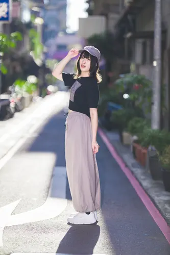 フリー写真, CC0 写真, 人物（写真）, 女性（写真）, アジア人女性, 若い女性, ポートレイト, シリーズ（1546）, 台湾人, 帽子姿, 野球帽（キャップ）, Tシャツ姿, ズボン姿, 全身（写真）
