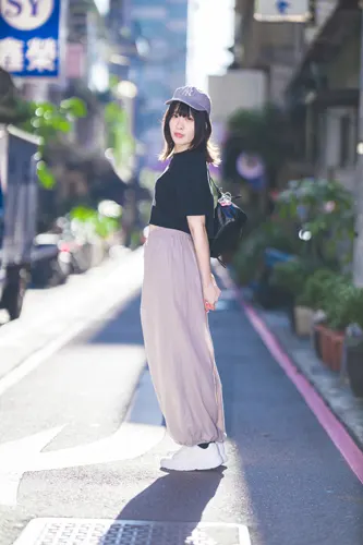 フリー写真, CC0 写真, 人物（写真）, 女性（写真）, アジア人女性, 若い女性, ポートレイト, シリーズ（1546）, 台湾人, 帽子姿, 野球帽（キャップ）, Tシャツ姿, ズボン姿, 全身（写真）