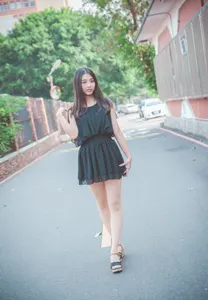 フリー写真 道の真ん中に立つミニワンピ姿の台湾人女性
