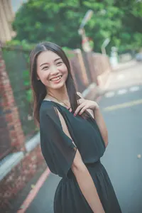 フリー写真 胸に手を当てて笑う台湾人女性