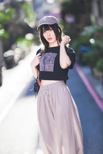 フリー写真, 人物（写真）, 女性（写真）, アジア人女性, 若い女性, ポートレイト, シリーズ（1546）, 台湾人, 帽子姿, 野球帽（キャップ）, Tシャツ姿, ズボン姿