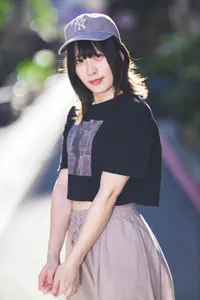 フリー写真 キャップを被って黒色のTシャツを着た台湾人女性