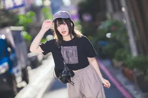 フリー写真 キャップのつばに手をかける台湾人女性