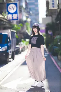 フリー写真 ズボンのすそを広げる台湾人女性