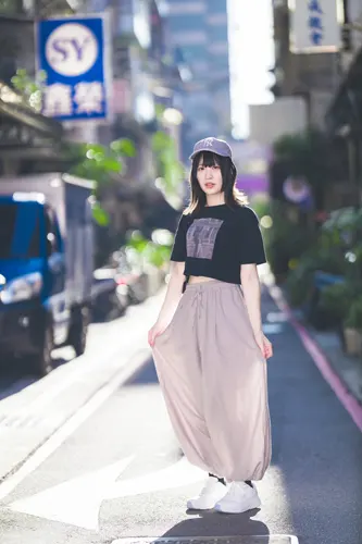 フリー写真, 人物（写真）, 女性（写真）, アジア人女性, 若い女性, ポートレイト, シリーズ（1546）, 台湾人, 帽子姿, 野球帽（キャップ）, Tシャツ姿, ズボン姿, Tシャツ姿
