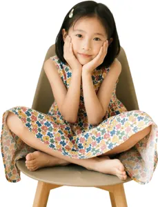 AI画像 頬に手を当てながらあくがをかいて椅子に座る女の子