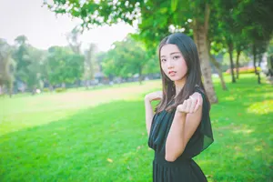 フリー写真 公園の芝生の上に立つ台湾人女性