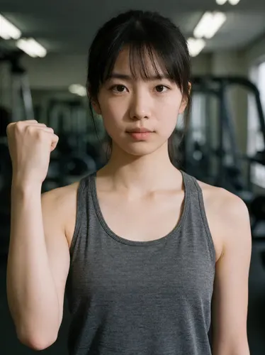 フリーAI画像, CC0 AI画像, 写真（AI画像）, 人物（AI画像）, 女性（AI画像）, アジア人女性, 若い女性, ポートレイト, タンクトップ姿, 拳を握る, ガッツポーズ, やる気, 運動, 健康, スポーツクラブ, スポーツジム